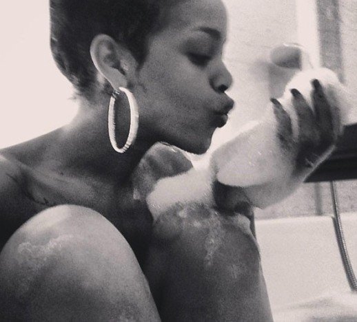 Η Ριάνα φωτογραφίζεται γυμνή στη μπανιέρα του ξενοδοχείου της στην Κρήτη [εικόνες] | iefimerida.gr 1