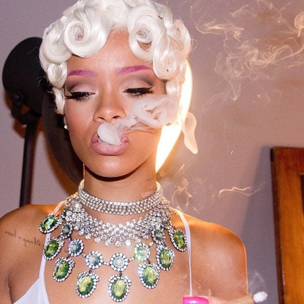 Η Ριάνα πιο σέξι από ποτέ στο εξώφυλλο της νέας Vogue [εικόνες] | iefimerida.gr 3