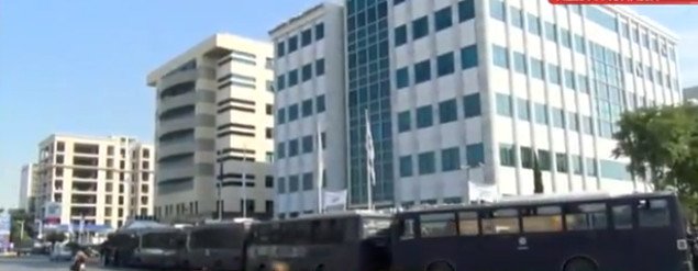 «Αστακός» το Χρηματιστήριο -Περικυκλωμένο από κλούβες των ΜΑΤ για τη συγκέντρωση λιμενεργατών | iefimerida.gr 0