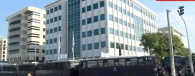 «Αστακός» το Χρηματιστήριο -Περικυκλωμένο από κλούβες των ΜΑΤ για τη συγκέντρωση λιμενεργατών | iefimerida.gr 1