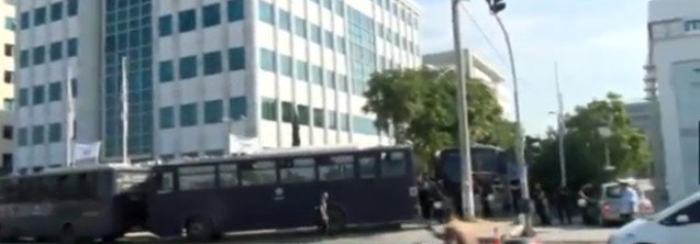 «Αστακός» το Χρηματιστήριο -Περικυκλωμένο από κλούβες των ΜΑΤ για τη συγκέντρωση λιμενεργατών | iefimerida.gr 2