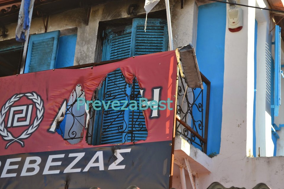 Επίθεση με μολότοφ στα γραφεία της Χρυσής Αυγής στην Πρέβεζα [εικόνες] | iefimerida.gr 1