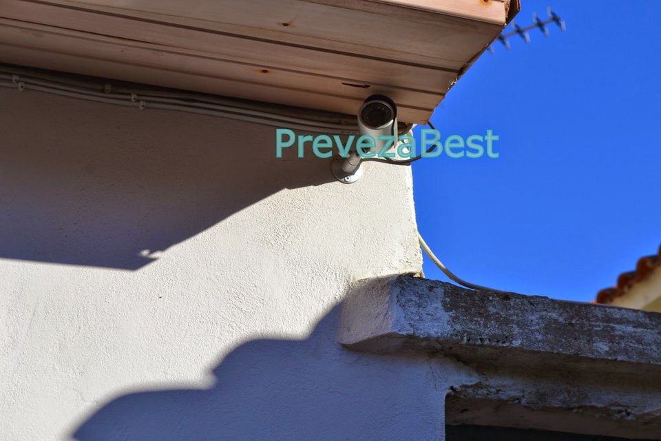 Επίθεση με μολότοφ στα γραφεία της Χρυσής Αυγής στην Πρέβεζα [εικόνες] | iefimerida.gr 2