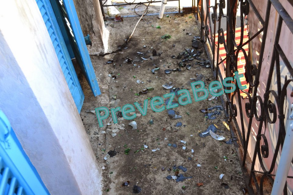 Επίθεση με μολότοφ στα γραφεία της Χρυσής Αυγής στην Πρέβεζα [εικόνες] | iefimerida.gr 3