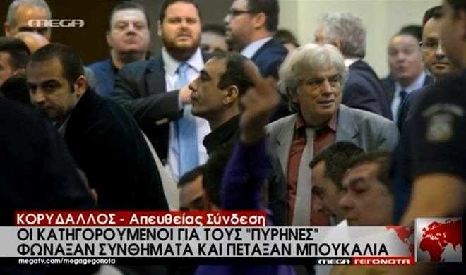 Απίστευτη πρόκληση Χρυσαυγίτη μέσα στην αίθουσα της δίκης: Υψωσε το μεσαίο δάχτυλο προς την οικογένεια Φύσσα [εικόνα] | iefimerida.gr 0