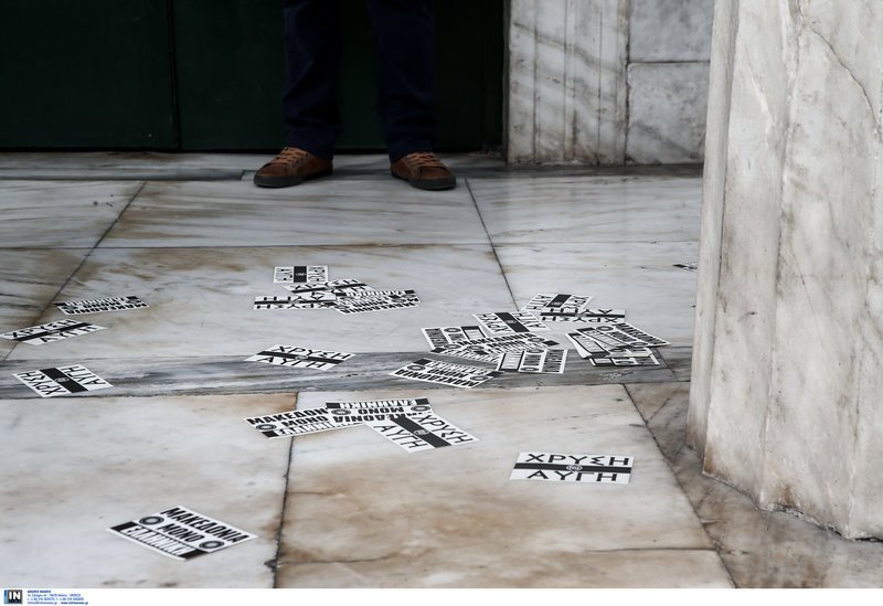 Χρυσαυγίτες πέταξαν φέιγ βολάν στο δημαρχείο της Αθήνας -Κατά της συνάντησης Καμίνη με τον δήμαρχο Σκοπίων | iefimerida.gr 2