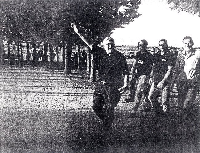 Νέες φωτογραφίες-ντοκουμέντο: Χρυσαυγίτης σημαδεύει «αντίπαλο» με όπλο στο κεφάλι και ο Μιχαλολιάκος χαιρετά ναζιστικά [εικόνες] | iefimerida.gr 1