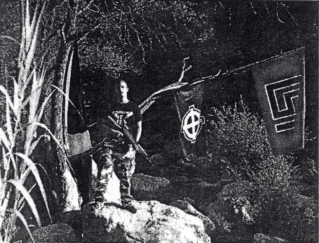 Νέες φωτογραφίες-ντοκουμέντο: Χρυσαυγίτης σημαδεύει «αντίπαλο» με όπλο στο κεφάλι και ο Μιχαλολιάκος χαιρετά ναζιστικά [εικόνες] | iefimerida.gr 2