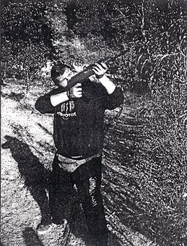 Νέες φωτογραφίες-ντοκουμέντο: Χρυσαυγίτης σημαδεύει «αντίπαλο» με όπλο στο κεφάλι και ο Μιχαλολιάκος χαιρετά ναζιστικά [εικόνες] | iefimerida.gr 3