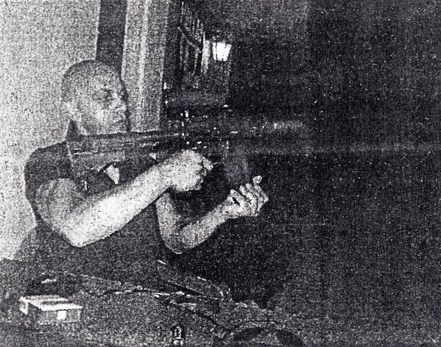 Νέες φωτογραφίες-ντοκουμέντο: Χρυσαυγίτης σημαδεύει «αντίπαλο» με όπλο στο κεφάλι και ο Μιχαλολιάκος χαιρετά ναζιστικά [εικόνες] | iefimerida.gr 4