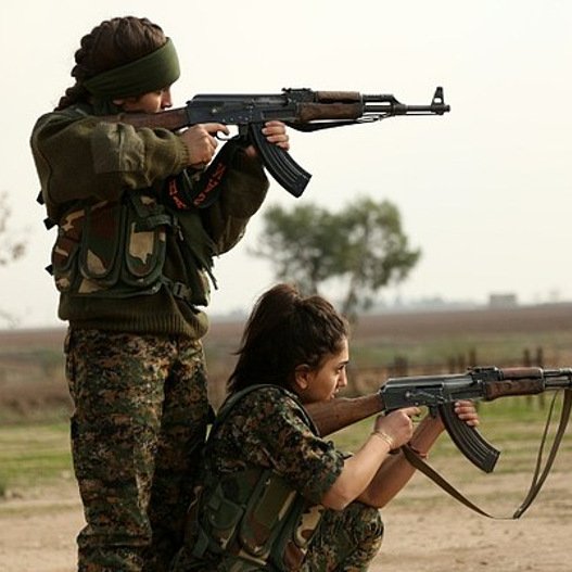 Χριστιανές παρατούν τα παιδιά τους και πιάνουν τα καλάσνικοφ -Πολεμούν τους τζιχαντιστές [εικόνες] | iefimerida.gr 0