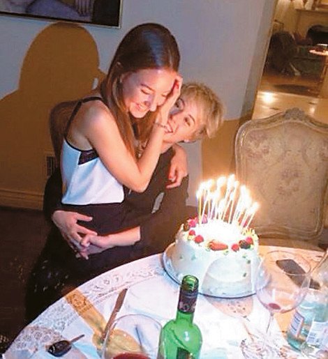 Arianna Huffington: Το μπλέξιμο της κόρης της με τα ναρκωτικά και η νέα της σχέση με νεαρή ξανθιά [εικόνες] | iefimerida.gr 3