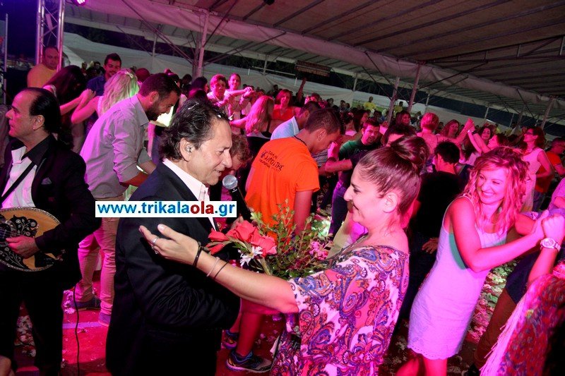 Τρελάθηκε με τον Χριστοδουλόπουλο και τον «έλουσε» με δολάρια [εικόνες & βίντεο] | iefimerida.gr 0