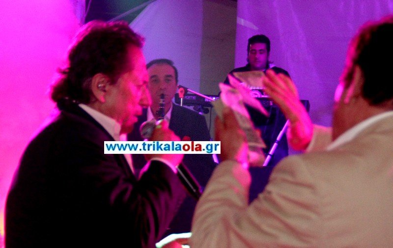 Τρελάθηκε με τον Χριστοδουλόπουλο και τον «έλουσε» με δολάρια [εικόνες & βίντεο] | iefimerida.gr 1