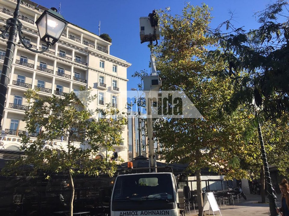 Αρωμα Χριστουγέννων στο Σύνταγμα -Στολίζουν εορταστικά την πλατεία [εικόνες] | iefimerida.gr 0