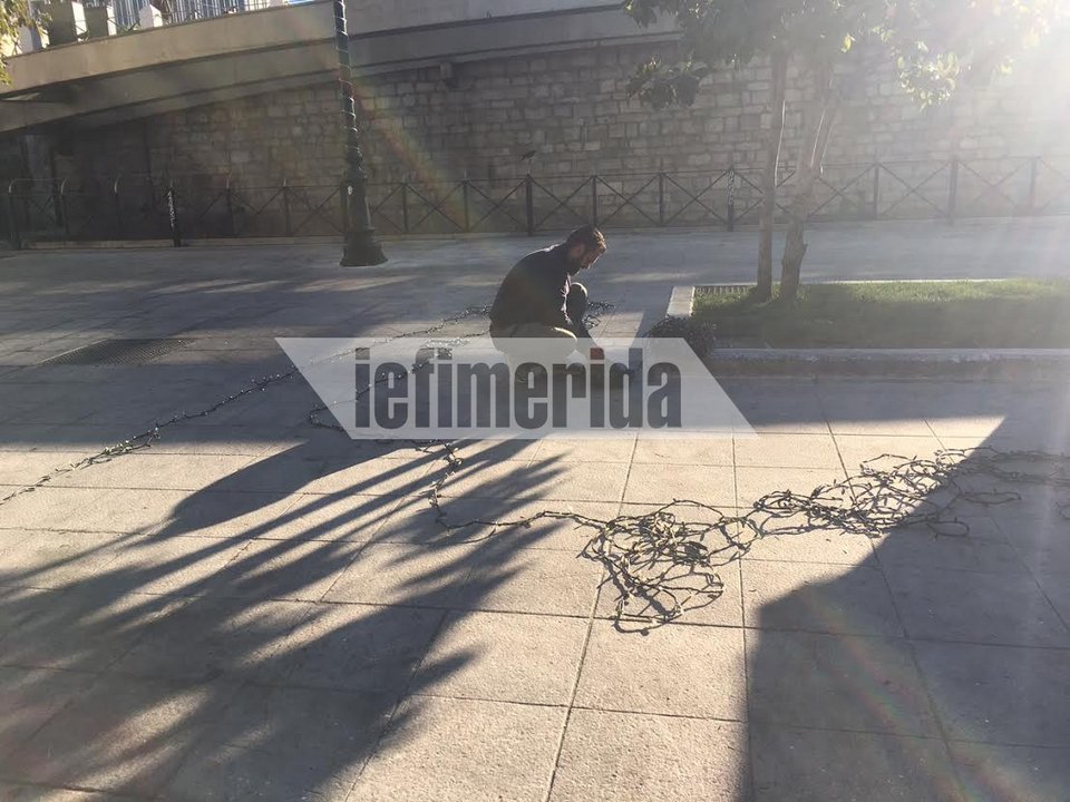 Αρωμα Χριστουγέννων στο Σύνταγμα -Στολίζουν εορταστικά την πλατεία [εικόνες] | iefimerida.gr 1