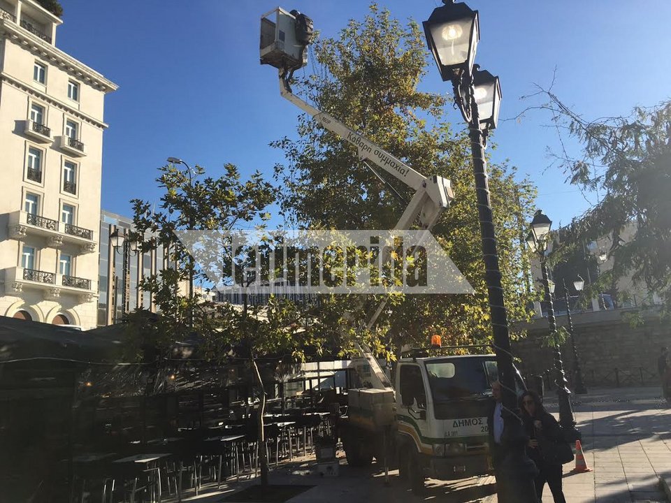 Αρωμα Χριστουγέννων στο Σύνταγμα -Στολίζουν εορταστικά την πλατεία [εικόνες] | iefimerida.gr 2