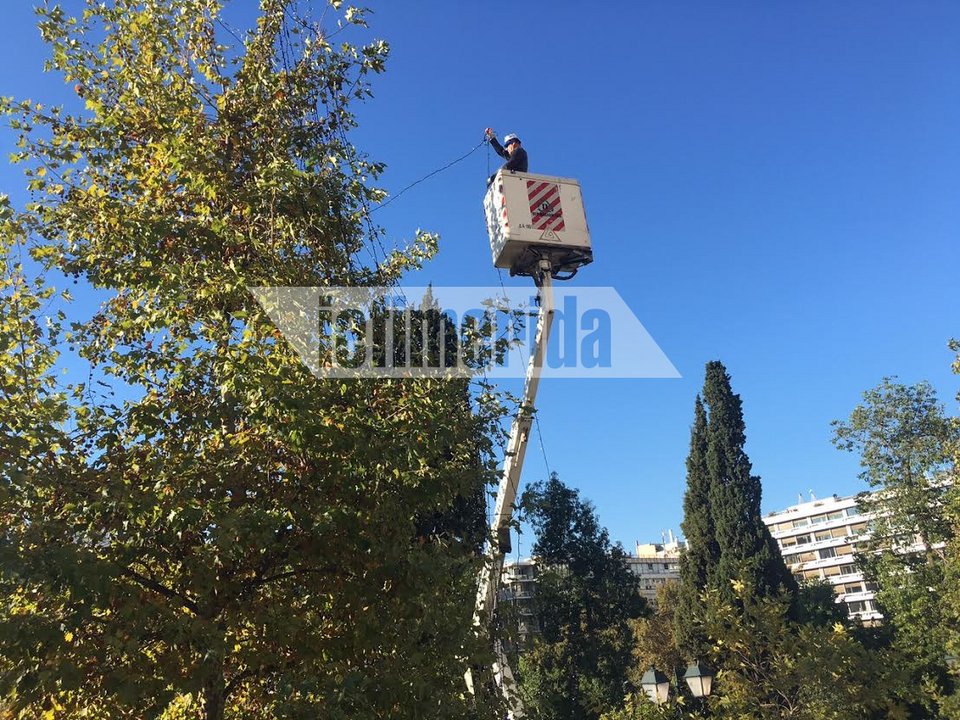 Αρωμα Χριστουγέννων στο Σύνταγμα -Στολίζουν εορταστικά την πλατεία [εικόνες] | iefimerida.gr 3