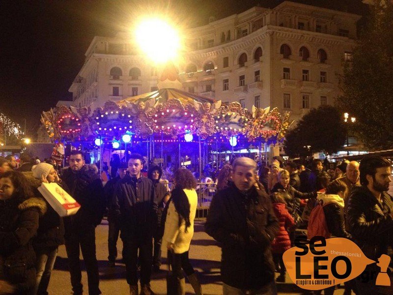 Χριστουγεννιάτικη μαγεία στη στολισμένη Αριστοτέλους [εικόνες] | iefimerida.gr 3