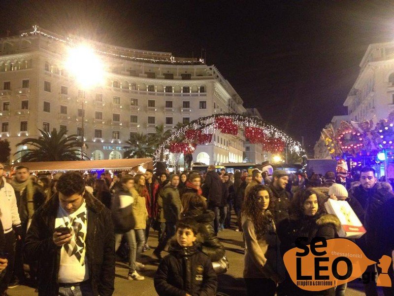 Χριστουγεννιάτικη μαγεία στη στολισμένη Αριστοτέλους [εικόνες] | iefimerida.gr 2