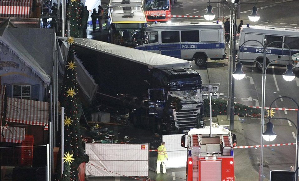 Εσβησε τα φώτα και με 65 χλμ. την ώρα μπήκε στην αγορά -Πώς ο Πακιστανός με το φορτηγό μακέλεψε το Βερολίνο | iefimerida.gr 1
