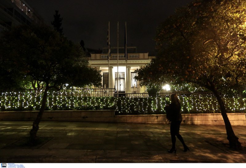 Βραδινή βόλτα στην χριστουγεννιάτικη Αθήνα: Τα εκατομμύρια λαμπιόνια άλλαξαν την όψη της πρωτεύουσας [εικόνες] | iefimerida.gr 0