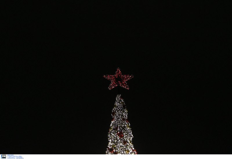 Βραδινή βόλτα στην χριστουγεννιάτικη Αθήνα: Τα εκατομμύρια λαμπιόνια άλλαξαν την όψη της πρωτεύουσας [εικόνες] | iefimerida.gr 9