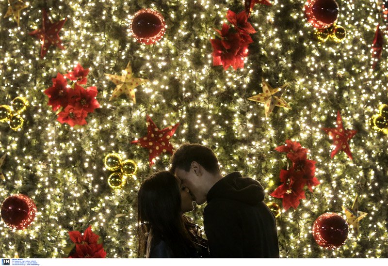 Βραδινή βόλτα στην χριστουγεννιάτικη Αθήνα: Τα εκατομμύρια λαμπιόνια άλλαξαν την όψη της πρωτεύουσας [εικόνες] | iefimerida.gr 2