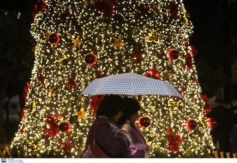 Βραδινή βόλτα στην χριστουγεννιάτικη Αθήνα: Τα εκατομμύρια λαμπιόνια άλλαξαν την όψη της πρωτεύουσας [εικόνες] | iefimerida.gr 3