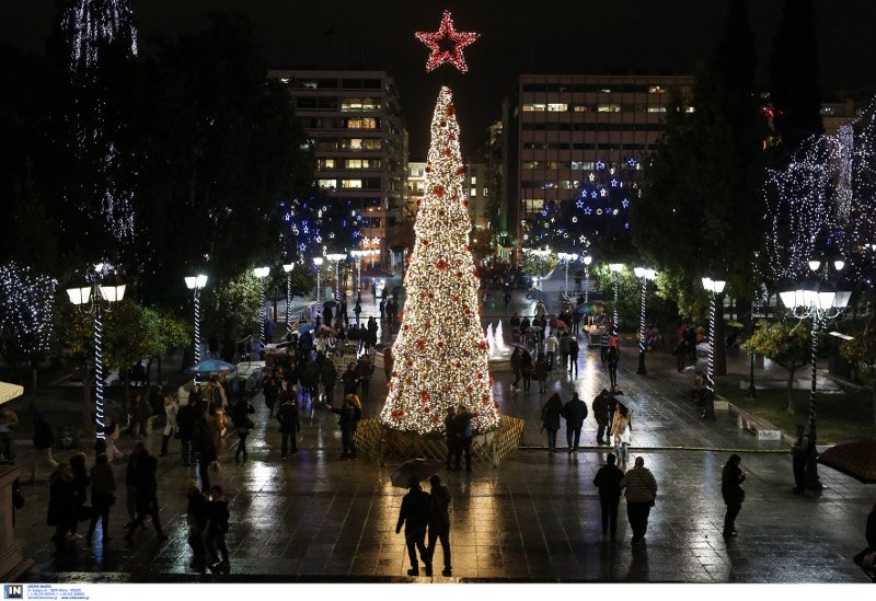 Βραδινή βόλτα στην χριστουγεννιάτικη Αθήνα: Τα εκατομμύρια λαμπιόνια άλλαξαν την όψη της πρωτεύουσας [εικόνες] | iefimerida.gr 4