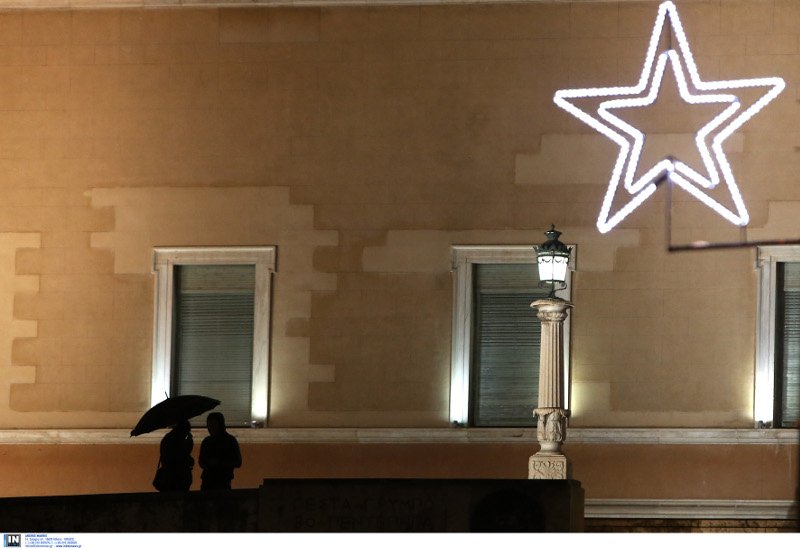 Βραδινή βόλτα στην χριστουγεννιάτικη Αθήνα: Τα εκατομμύρια λαμπιόνια άλλαξαν την όψη της πρωτεύουσας [εικόνες] | iefimerida.gr 5