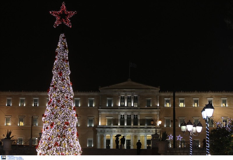 Βραδινή βόλτα στην χριστουγεννιάτικη Αθήνα: Τα εκατομμύρια λαμπιόνια άλλαξαν την όψη της πρωτεύουσας [εικόνες] | iefimerida.gr 6
