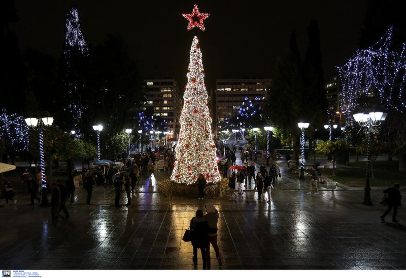 Βραδινή βόλτα στην χριστουγεννιάτικη Αθήνα: Τα εκατομμύρια λαμπιόνια άλλαξαν την όψη της πρωτεύουσας [εικόνες] | iefimerida.gr 7