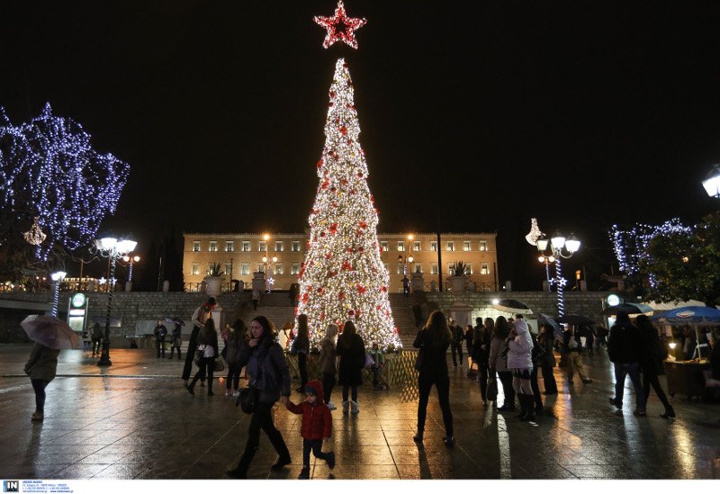 Βραδινή βόλτα στην χριστουγεννιάτικη Αθήνα: Τα εκατομμύρια λαμπιόνια άλλαξαν την όψη της πρωτεύουσας [εικόνες] | iefimerida.gr 8