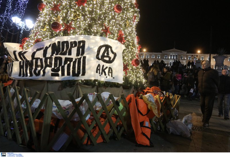 Αντιεξουσιαστές κρέμασαν σωσίβια, κουβέρτες και ένα πανό στο χριστουγεννιάτικο δέντρο της πλατείας Συντάγματος -Για τους πρόσφυγες [εικόνες] | iefimerida.gr 0