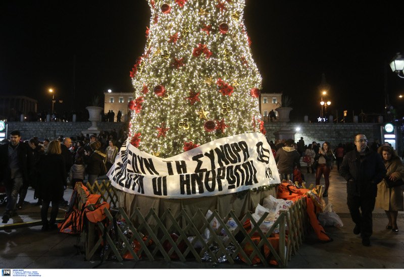 Αντιεξουσιαστές κρέμασαν σωσίβια, κουβέρτες και ένα πανό στο χριστουγεννιάτικο δέντρο της πλατείας Συντάγματος -Για τους πρόσφυγες [εικόνες] | iefimerida.gr 1
