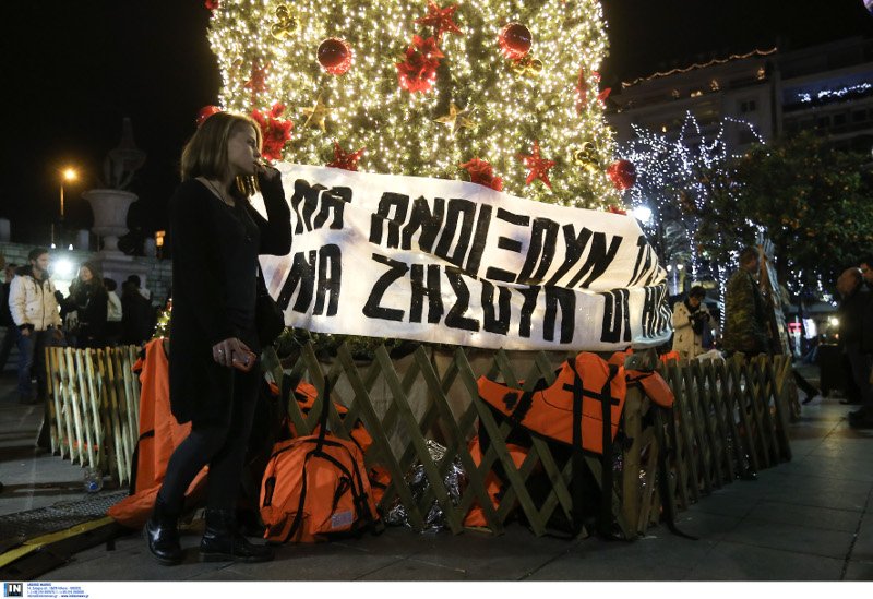 Αντιεξουσιαστές κρέμασαν σωσίβια, κουβέρτες και ένα πανό στο χριστουγεννιάτικο δέντρο της πλατείας Συντάγματος -Για τους πρόσφυγες [εικόνες] | iefimerida.gr 2
