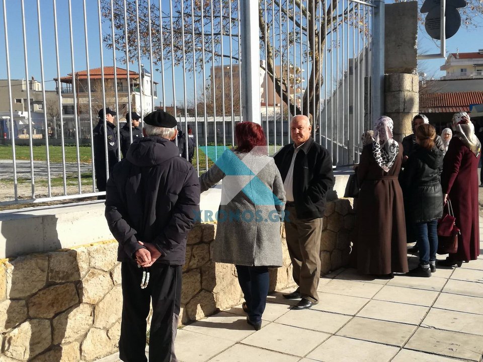 Ξεπούλησαν τα ανθοπωλεία στην Κομοτηνή -Με ανθοδέσμες, φορώντας τα καλά τους, περιμένουν τον Ερντογάν [εικόνες]  | iefimerida.gr 1