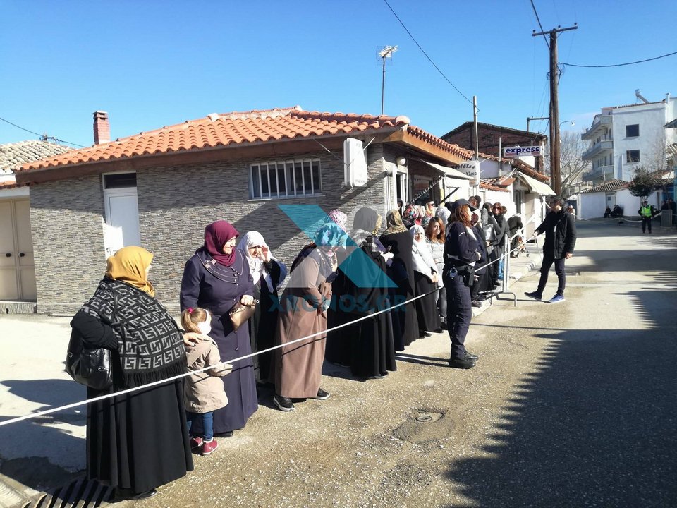 Ξεπούλησαν τα ανθοπωλεία στην Κομοτηνή -Με ανθοδέσμες, φορώντας τα καλά τους, περιμένουν τον Ερντογάν [εικόνες]  | iefimerida.gr 2