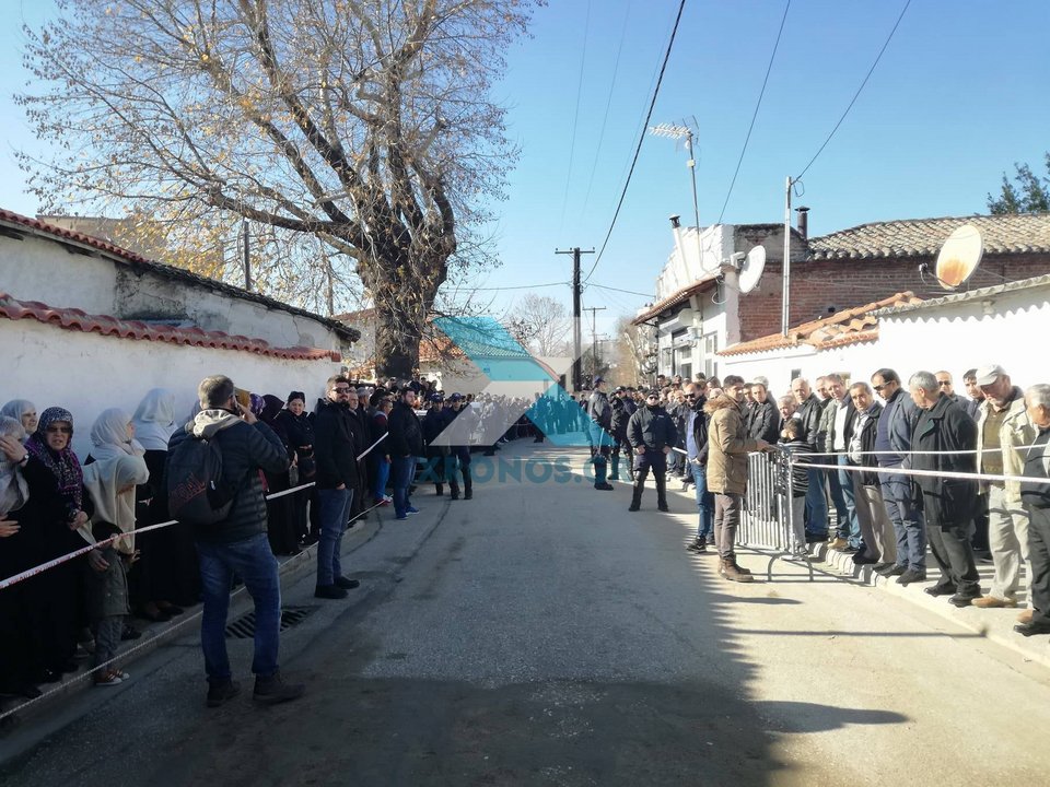 Ξεπούλησαν τα ανθοπωλεία στην Κομοτηνή -Με ανθοδέσμες, φορώντας τα καλά τους, περιμένουν τον Ερντογάν [εικόνες]  | iefimerida.gr 3