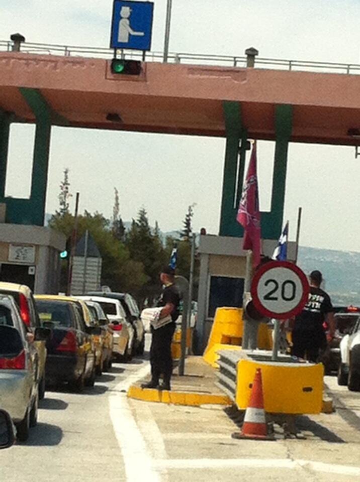 Η Χρυσή Αυγή προκαλεί - Κατέλαβαν όλα τα διόδια και μοιράζουν φυλλάδια [εικόνες] | iefimerida.gr 3