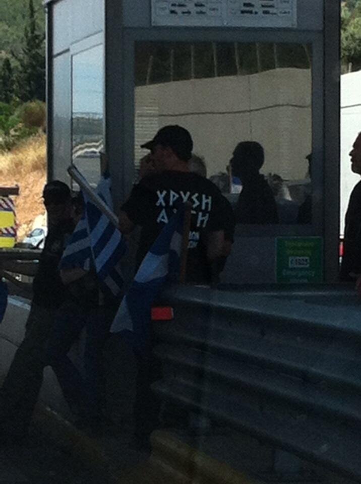 Η Χρυσή Αυγή προκαλεί - Κατέλαβαν όλα τα διόδια και μοιράζουν φυλλάδια [εικόνες] | iefimerida.gr 2