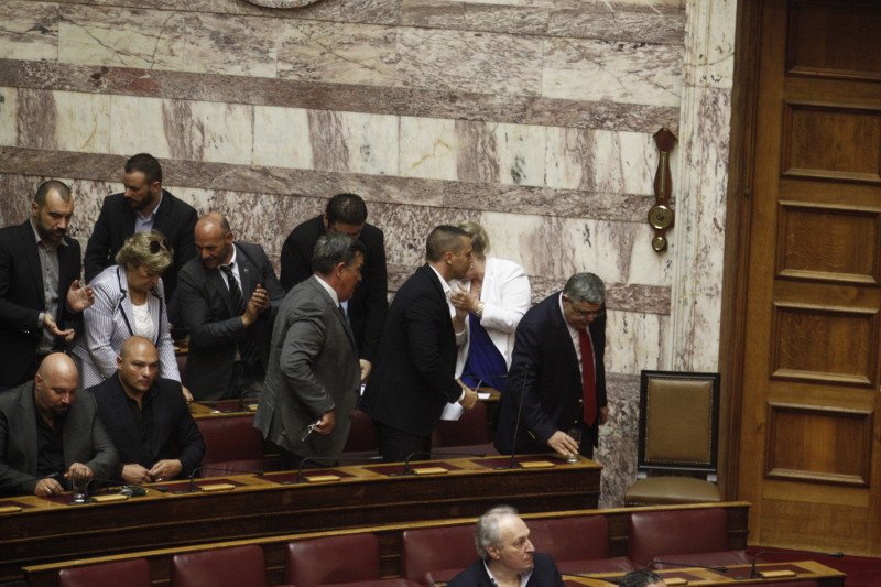 Αποχώρησε η Χρυσή Αυγή από την Βουλή – Αρνήθηκε ότι είχε «παζάρια» με τον ΣΥΡΙΖΑ | iefimerida.gr 2