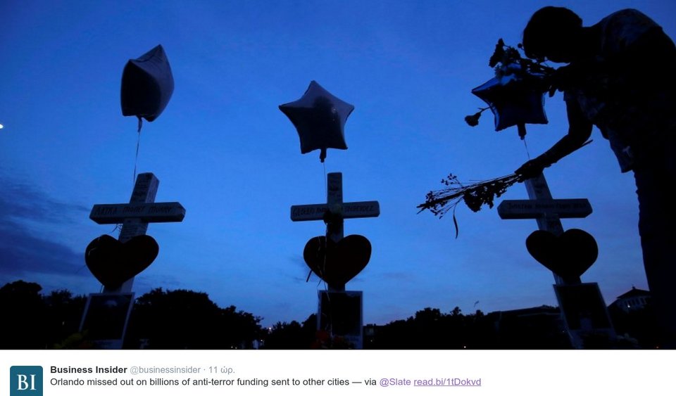 Εφτιαξε 49 ξύλινους σταυρούς για τα θύματα του Ορλάντο και ταξίδεψε 2.000 χλμ για να τους μεταφέρει [εικόνες] | iefimerida.gr 2