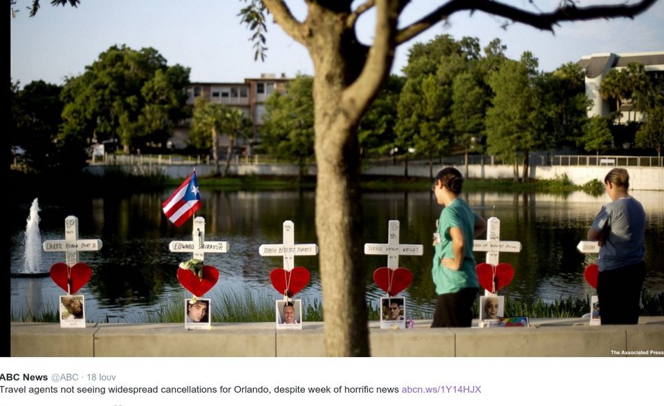 Εφτιαξε 49 ξύλινους σταυρούς για τα θύματα του Ορλάντο και ταξίδεψε 2.000 χλμ για να τους μεταφέρει [εικόνες] | iefimerida.gr 3