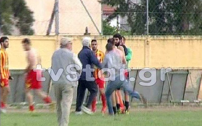 Το ξύλο της αρκούδας σε αγώνα ποδοσφαίρου – Μπουνιές, κλωτσιές και παίκτες στο νοσοκομείο [εικόνες&βίντεο] | iefimerida.gr 2