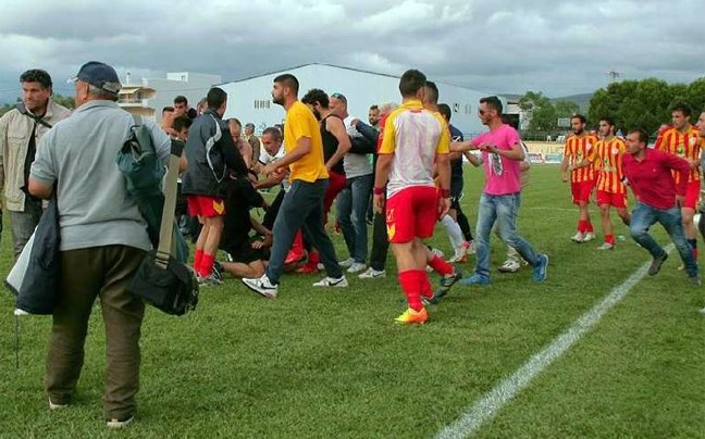 Το ξύλο της αρκούδας σε αγώνα ποδοσφαίρου – Μπουνιές, κλωτσιές και παίκτες στο νοσοκομείο [εικόνες&βίντεο] | iefimerida.gr 1