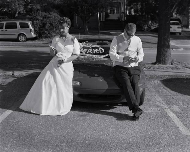 Αφαίρεσε από τις φωτογραφίες ζευγαριών και οικογενειών τα κινητά -Αυτό που έμεινε προβληματίζει [εικόνες] | iefimerida.gr 4