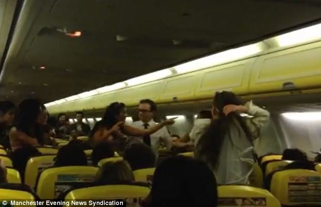 Αεροπλάνο μετατρέπεται σε ρινγκ στα 30.000 πόδια -Νύφη χτυπά με μανία την παράνυφο, χωρίς λόγο [εικόνες&βίντεο] | iefimerida.gr 1