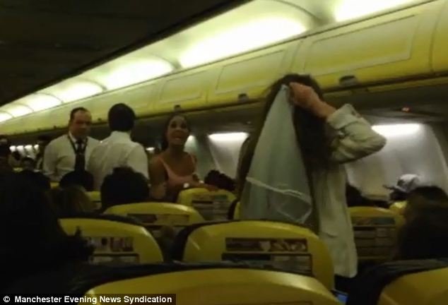 Αεροπλάνο μετατρέπεται σε ρινγκ στα 30.000 πόδια -Νύφη χτυπά με μανία την παράνυφο, χωρίς λόγο [εικόνες&βίντεο] | iefimerida.gr 2